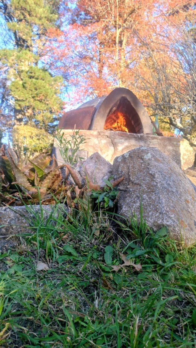 Horno de barro encendido en las sierras