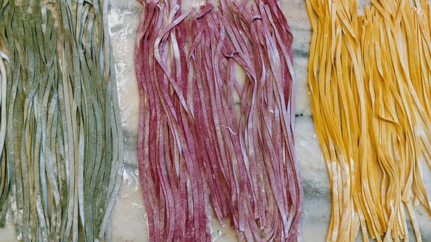 Tallarines caseros de espinaca, remolacha y huevo