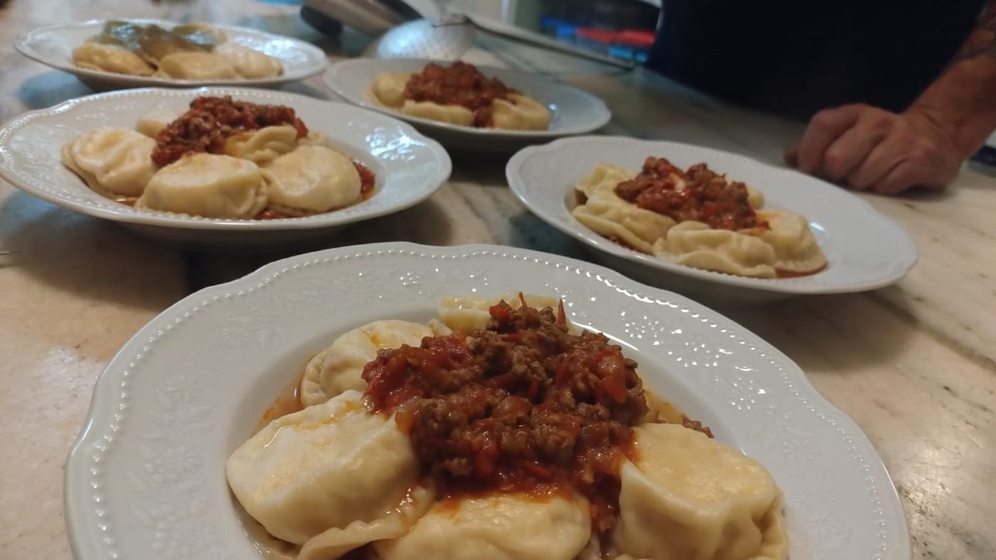 Platos de sorrentinos con salsa bolognesa