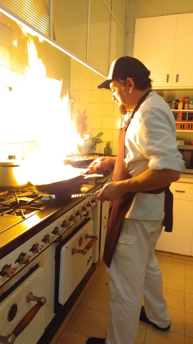 El Mago flambeando en la cocina